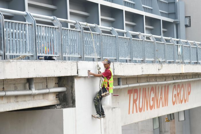 Dự án giải quyết ngập do triều khu vực TP.HCM có xét đến yếu tố biến đổi khí hậu (giai đoạn 1) được khởi công năm 2016, với tổng mức đầu tư ban đầu gần 10.000 tỉ đồng, thực hiện theo hợp đồng BT do Công ty CP Đầu tư Xây dựng Trung Nam (Trungnam Group) làm nhà đầu tư. Theo kế hoạch, dự án hoàn thành năm 2018 nhưng sau đó nhiều lần đình trệ do vướng mắc trong quá trình triển khai. Đến tháng 2/2026, dự án được tái khởi động sau khi các vướng mắc từng bước được tháo gỡ.