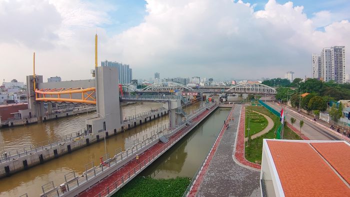 Tương tự, tại cống ngăn triều Tân Thuận (quận 7 cũ), khối lượng thi công cũng đạt khoảng 95%. Công nhân đang hoàn thiện nhà quản lý, trạm bơm, máy phát điện, hạ tầng kỹ thuật; lắp đặt thiết bị cơ điện, máy bơm và hệ thống điều khiển SCADA. Cửa van âu thuyền đã được lắp đặt. Cống Tân Thuận dự kiến vận hành thử trong tháng 10/2026.