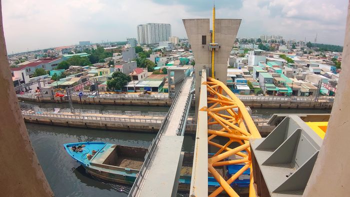 Công trình được kỳ vọng điều tiết, hạ thấp mực nước trên hệ thống sông, kênh, rạch; nâng cao khả năng tiêu thoát nước mưa và hỗ trợ trữ nước trong điều kiện mưa lớn kết hợp triều cường, qua đó giảm áp lực cho hệ thống thoát nước hiện hữu. Dự án đồng thời góp phần hạn chế xâm nhập mặn vào hệ thống kênh rạch trong phạm vi kiểm soát, cải thiện môi trường nước, chỉnh trang cảnh quan đô thị và bảo đảm yêu cầu giao thông thủy nội địa.