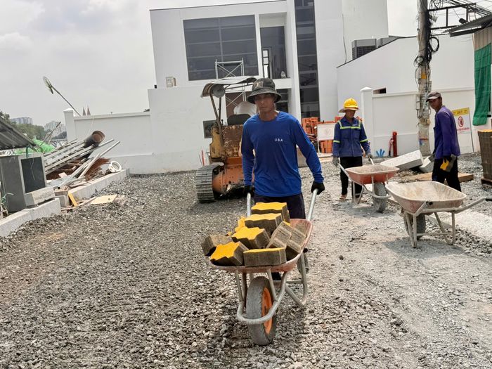 Theo ông Hùng, cống Phú Định có thiết kế gồm âu thuyền và trạm bơm với 6 máy bơm. Trong giai đoạn đầu, 3 máy bơm được lắp đặt có tổng công suất khoảng 6m³/giây. “Kỳ vọng lớn nhất của chúng tôi là khi dự án hoàn thành, người dân phía trong sẽ không còn bị ngập”, ông Hùng chia sẻ.