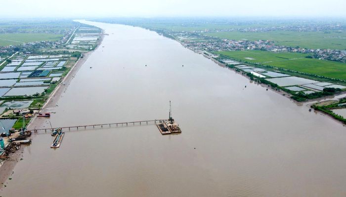 Hạn chế giao thông đường thủy trên sông Đáy do mưa lũ.