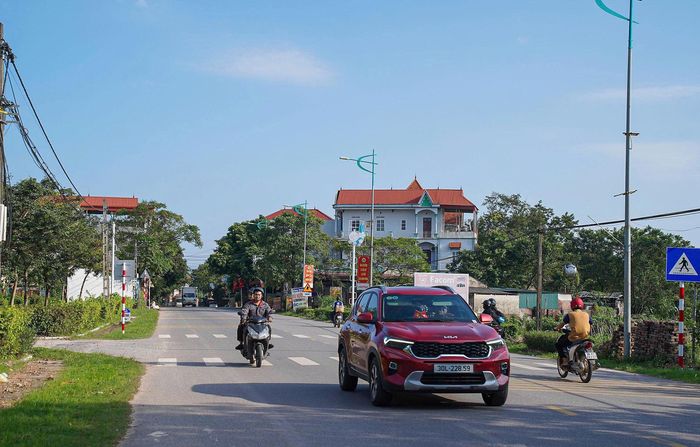 Đường giao thông tại thôn Hồ Sơn được đầu tư khang trang, hiện đại.