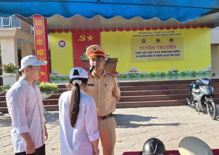 Học sinh trường THPT Nghi Xuân tham gia giao lưu, trả lời câu hỏi về an toàn giao thông cùng cán bộ CSGT.