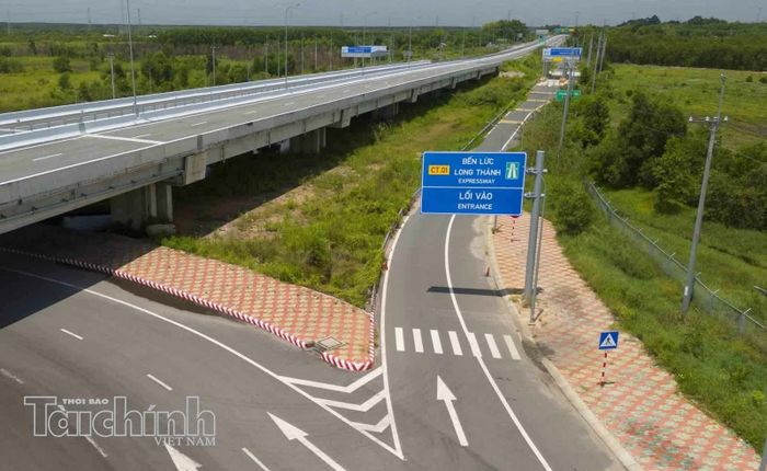 Đoạn phía tây cao tốc Bến Lức - Long Thành dài 3,4 km, kết nối từ nút giao cao tốc TP.HCM - Trung Lương (xã Bến Lức, Tây Ninh) đến Quốc lộ 1A (xã Bình Chánh, TP.HCM) đã được đưa vào khai thác đầu năm 2025. Ảnh: Lê Toàn.