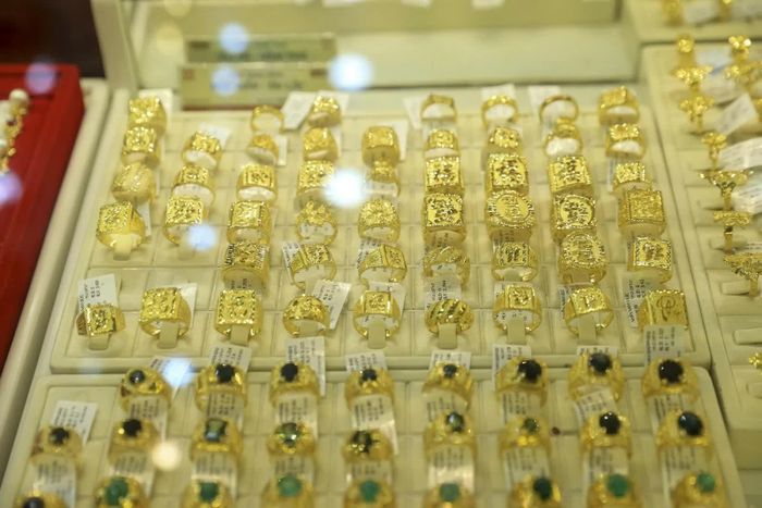 Giá vàng thế giới phục hồi vượt mốc 4.300 USD/ounce trong bối cảnh lãi suất tăng cao. Ảnh: Đức Thanh