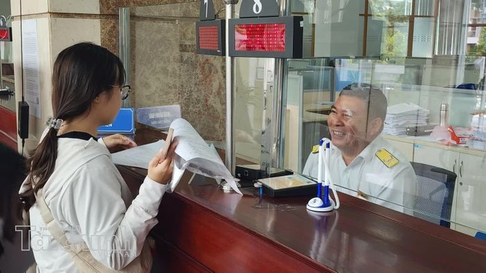 Người nộp thuế làm thủ tục tại trụ sở Thuế TP. Hồ Chí Minh. Ảnh: Việt Dũng.
