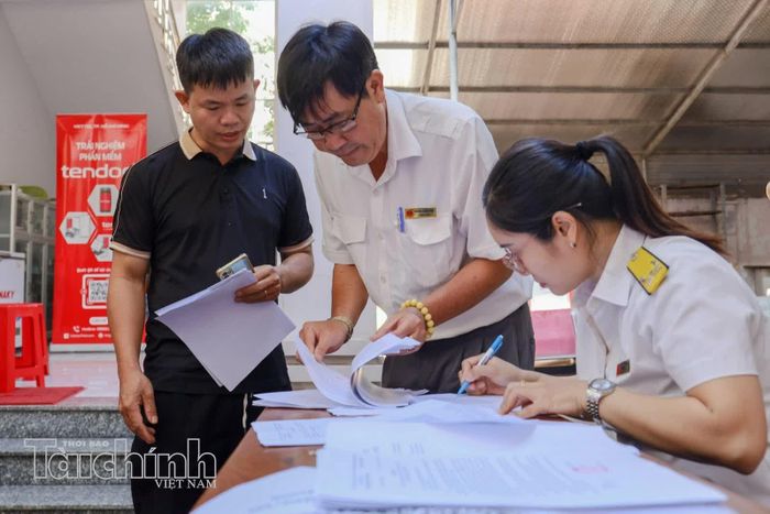 Cán bộ Thuế cơ sở 26 (Thuế TP. Hồ Chí Minh) tổ chức hướng dẫn theo từng nhóm hộ kinh doanh trên địa bàn. Ảnh: Việt Dũng.