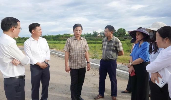 Phó Chủ tịch Thường trực UBND tỉnh Quảng Trị Hoàng Nam (thứ ba từ phải ảnh) kiểm tra một dự án phát triển hạ tầng quỹ đất trên địa bàn tỉnh. Ảnh: Tiến Nhất