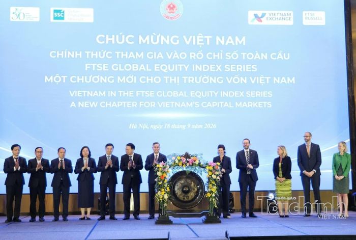 Bộ trưởng Bộ Tài chính Ngô Văn Tuấn thực hiện nghi thức đánh cồng đánh dấu Việt Nam chính thức tham gia vào chỉ số thị trường mới nổi của FTSE GEIS. Ảnh: Mạnh Tuấn