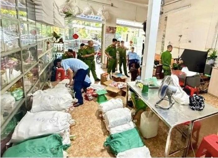Lực lượng chức năng kiểm tra cơ sở kinh doanh trên địa bàn phường Đa Mai.