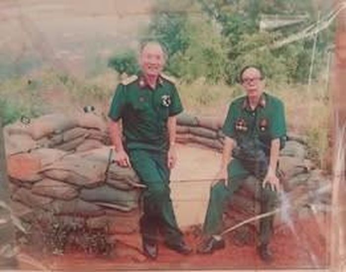 CCB Đặc công 429 Hoàng Điệp ( trái )& Nguyễn Văn Minh ( phải ) ngồi trên nóc hầm ngầm căn cứ Bù Bông (vết tích còn sót lại). Ảnh: Hoàng Điệp chụp năm 2019.
