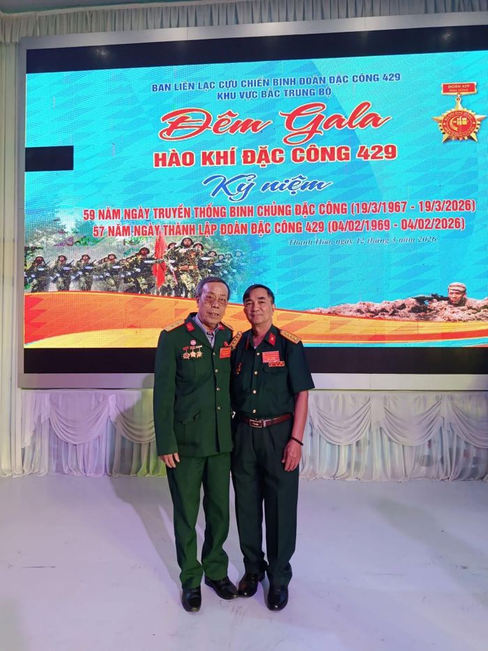 Cựu chiến binh Trung đoàn Đặc công 429, Đại tá Nguyễn Quang Chiền (bên phải) và cựu chiến binh Nguyễn Văn Minh (ngoài cùng bên trái), tại Vĩnh Lộc, Thanh Hóa, ngày 12/3/2026. Ảnh: Nguyễn Văn Minh