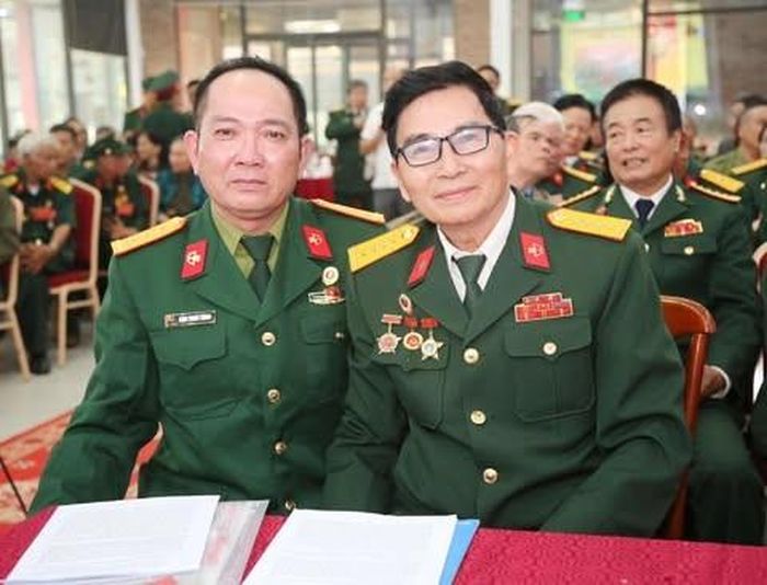 Thành Đô và cựu chiến binh Trung đoàn Đặc công 429 Trần Công Sơn (ngoài cùng bên phải), người cung cấp tư liệu chính về trận đánh căn cứ Bù Bông, tại Vĩnh Lộc, Thanh Hóa, ngày 12/3/2026. Ảnh: Thành Đô.