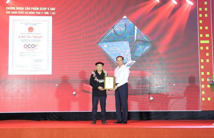 Ông Nguyễn Mạnh Tuấn, Ủy viên Ban Thường vụ Tỉnh ủy, Phó Chủ tịch Thường trực UBND tỉnh Tuyên Quang (bên phải) trao chứng nhận sản phẩm đạt OCOP 5 sao cấp Quốc gia cho lãnh đạo Hợp tác xã Sơn Trà.