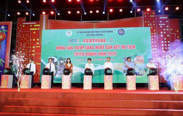 Các đại biểu nhấn nút khai mạc Festival nông sản, OCOP, làng nghề gắn kết du lịch - Tuyên Quang năm 2026.