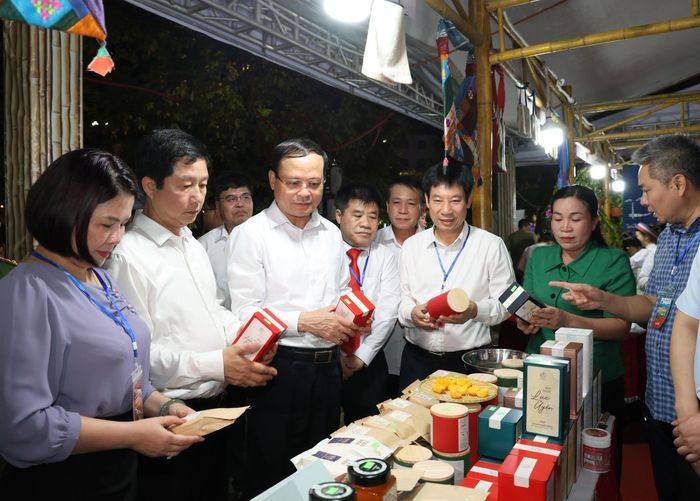 Các đại biểu tham quan gian hàng tại Festival