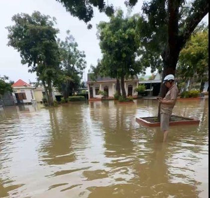 Hàng nghìn học sinh tại xã Bình Minh phải nghỉ học 2 ngày do bị ngập nặng.