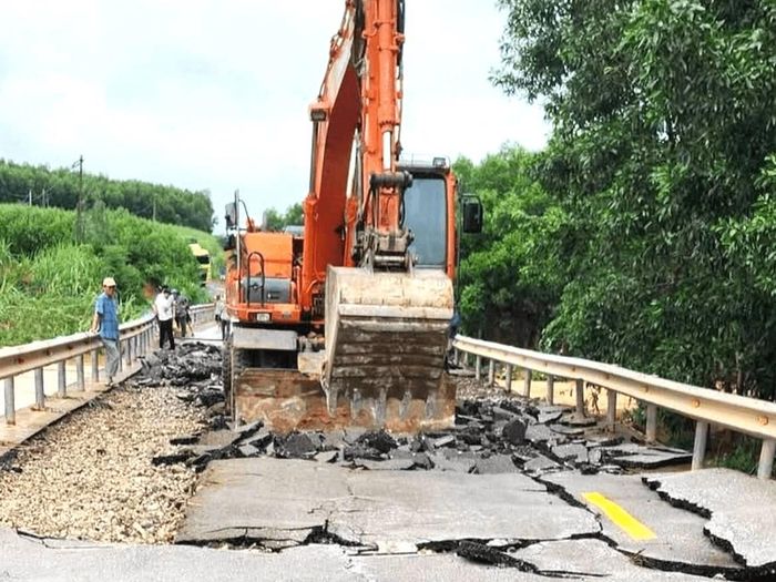 Khắc phục vị trí sạt lở trên Quốc lộ 48E, đoạn qua xã Quỳnh Thắng.