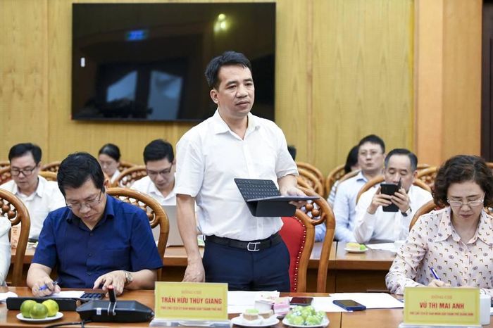  Phó Chủ tịch UBND thành phố Huế Trần Hữu Thùy Giang báo cáo tại buổi làm việc. 