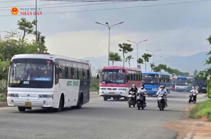 Xe đưa rước công nhân đến làm việc tại các doanh nghiệp tại Khu công nghiệp Hàm Kiệm II (xã Hàm Kiệm, tỉnh Lâm Đồng). Ảnh: Quang Phương