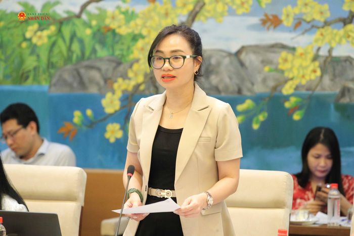 Vụ trưởng Vụ Tổng hợp Lương Thị Thu Hà báo cáo tại cuộc họp. Ảnh: Hồ Long