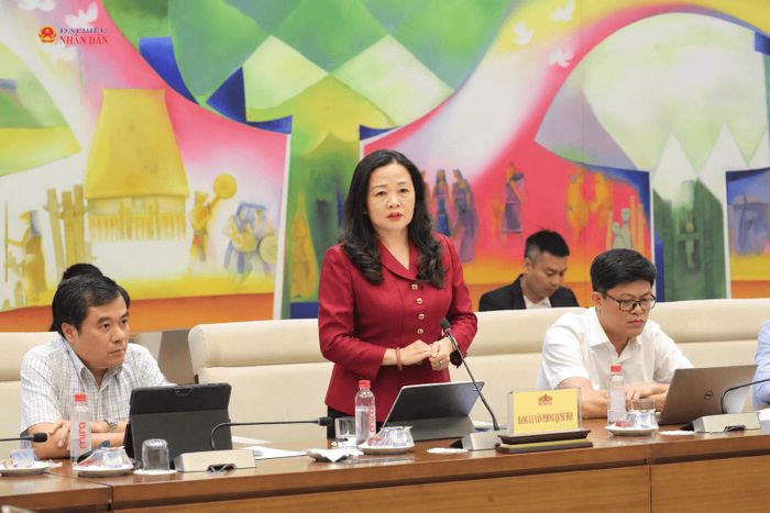 Tổng Biên tập Báo Đại biểu Nhân dân Phạm Thị Thanh Huyền phát biểu tại cuộc họp. Ảnh: Hồ Long