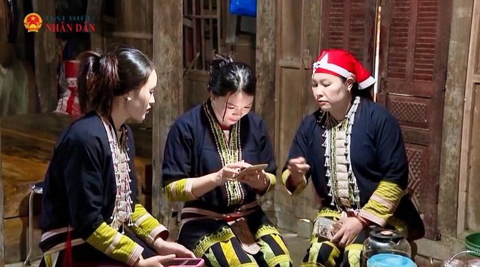 Công nghệ số ngày càng hiện diện trong đời sống của đồng bào vùng cao Lào Cai. Ảnh: Châu San