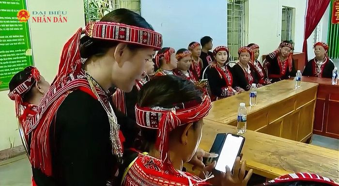 Người dân được hướng dẫn sử dụng điện thoại thông minh, từng bước nâng cao kỹ năng số ngay tại cộng đồng. Ảnh: Châu San