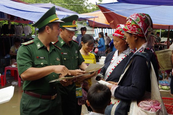 Huy động các lực lượng tham gia tuyên truyền phòng, chống tảo hôn và hôn nhân cận huyết thống. Ảnh: Trọng Bảo