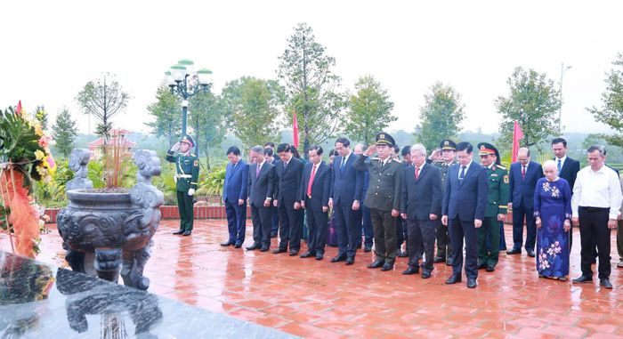Các đại biểu dâng hương tại Di tích lịch sử nơi thành lập cơ sở Đảng Cộng sản đầu tiên của tỉnh ở xã La Bằng. Ảnh: Đồng Thưởng.