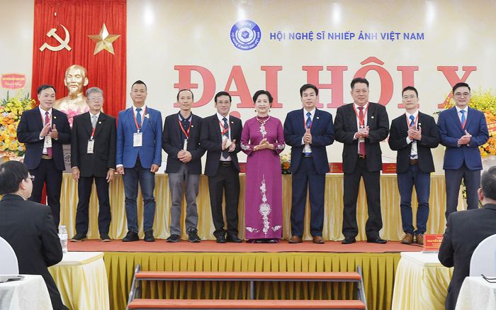 Ban Chấp hành Hội NSNA Việt Nam Khóa X ra mắt Đại hội. Ảnh: Bá Thi