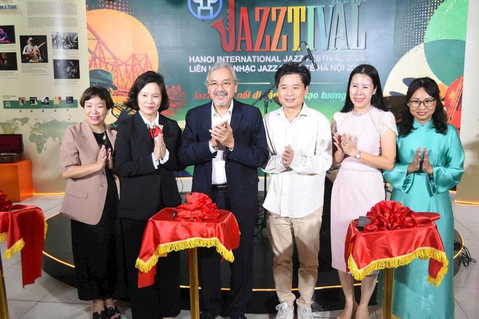 Khai mạc triển lãm “Jazz & Phố - Giao thoa không biên giới” tại Nhà hát Ca múa nhạc Thăng Long chiều 17/9. Ảnh: BTC