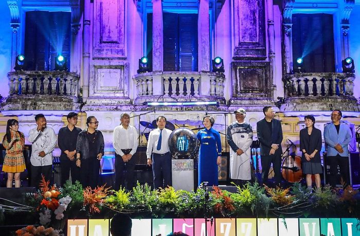 Lãnh đạo Trung ương và TP. Hà Nội thực hiện nghi thức khai mạc Hanoi Jazztival 2026. Ảnh: Hoàng Lân