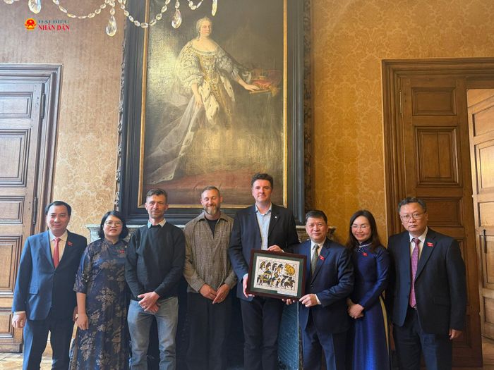 Đoàn công tác tặng quà lưu niệm Cơ quan Quản lý di sản của thành phố Bruges và các thành phố lân cận