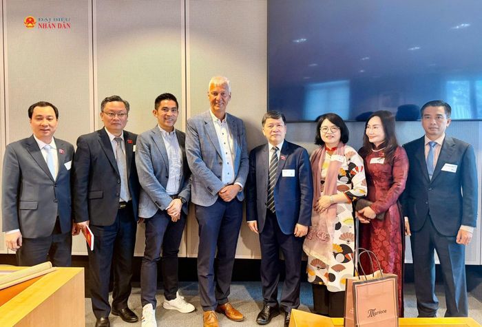 Đoàn công tác chào xã giao Phó Chủ tịch Thượng viện Bỉ Andries Gryffroy