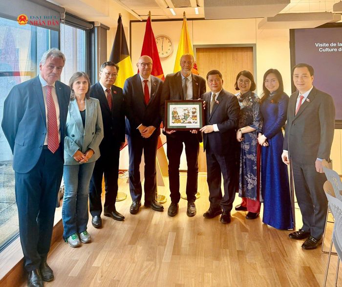 Đoàn công tác tặng quà lưu niệm Cơ quan phụ trách văn hóa của Phái đoàn Wallonie-Bruxelles