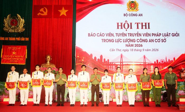 Lãnh đạo Bộ Công an và Công an TP. Cần Thơ trao tặng cờ lưu niệm cho các đội dự thi