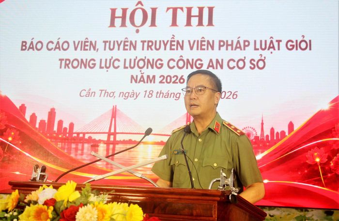 Cục trưởng Cục Pháp chế, cải cách hành chính và Tư pháp Bộ Công an, Trung tướng Phạm Công Nguyên phát biểu khai mạc tại Hội thi