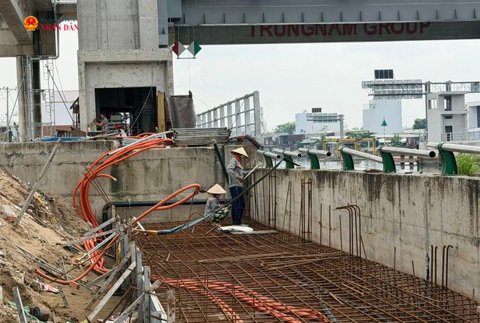 Nhà thầu thi công đê kè và đường ở khu vực cống ngăn triều Phú Định. Ảnh: Tịnh Hà