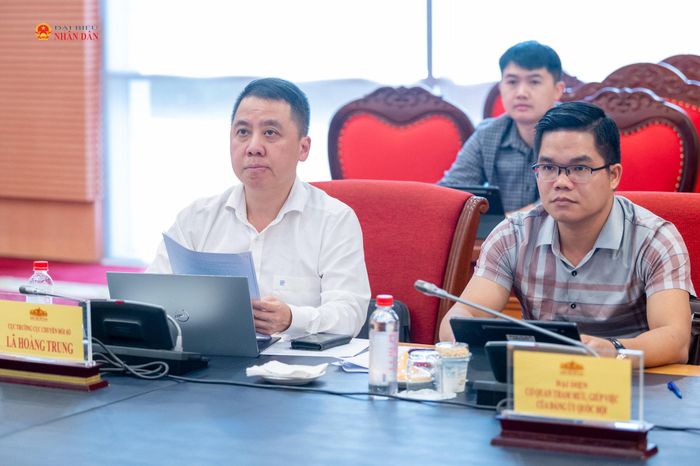 Các đại biểu tham dự cuộc làm việc