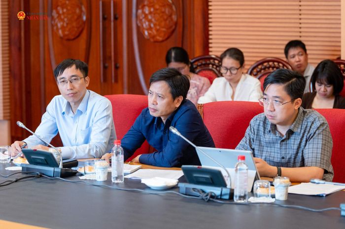 Các đại biểu tham dự cuộc làm việc
