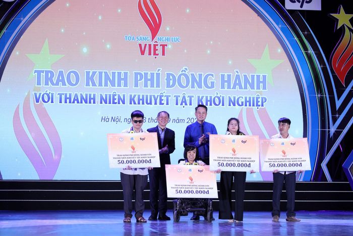 Bí thư Trung ương Đoàn, Chủ tịch Trung ương Hội LHTN Việt Nam Nguyễn Kim Quy trao hỗ trợ cho 4 dự án khởi nghiệp tiêu biểu của thanh niên khuyết tật. Ảnh:Hải Đăng