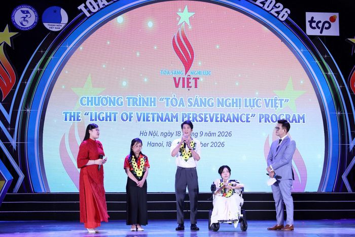 Các gương thanh niên khuyết tật tiêu biểu giao lưu tại chương trình tuyên dương. Ảnh: Hải Đăng