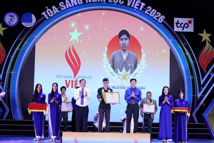 Phó Chủ tịch Ủy ban Trung ương Mặt trận Tổ quốc Việt Nam Nguyễn Phi Long và Bí thư Thường trực Trung ương Đoàn Nguyễn Minh Triết trao khen thưởng cho thanh niên khuyết tật tiêu biểu. Ảnh: Hải Đăng