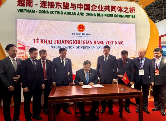  Phó Thủ tướng Thường trực Phạm Gia Túc viết lưu bút chúc mừng doanh nghiệp Việt Nam tham gia hội chợ CAEXPO 2026. Ảnh: Cục xúc tiến thương mại 