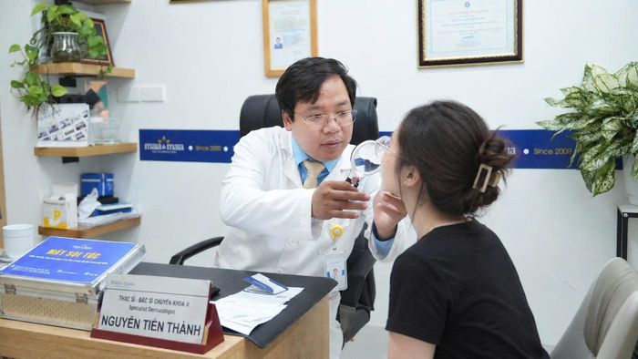 ThS.BSCKII Nguyễn Tiến Thành thăm khám cho một ca bệnh (Ảnh: BSCC)