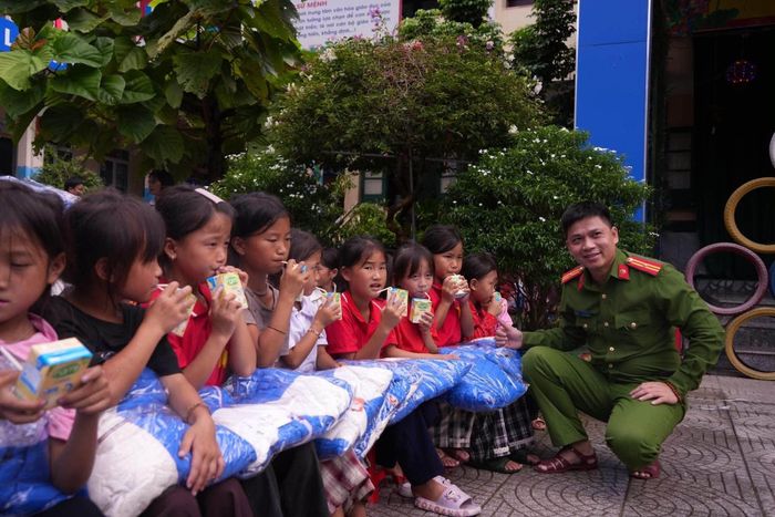 Nhiều nhu yếu phẩm, quần áo và thiết bị phục vụ học tập được gửi tới học sinh vùng cao.
