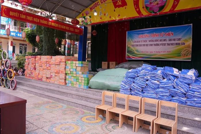 Đoàn thiện nguyện “Những bông hoa nhỏ – Gieo nụ cười” trao quà tại Trường PTDTBT Tiểu học và THCS Minh Sơn.