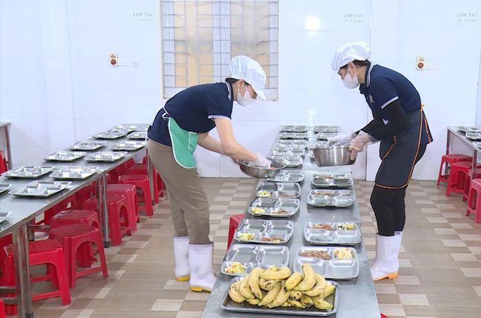 Nhà trường và đơn vị cung cấp có trách nhiệm công khai thực đơn, đơn vị cung cấp, nguồn thực phẩm