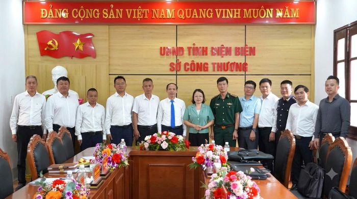 Đại biểu chụp ảnh lưu niệm tại buổi làm việc.